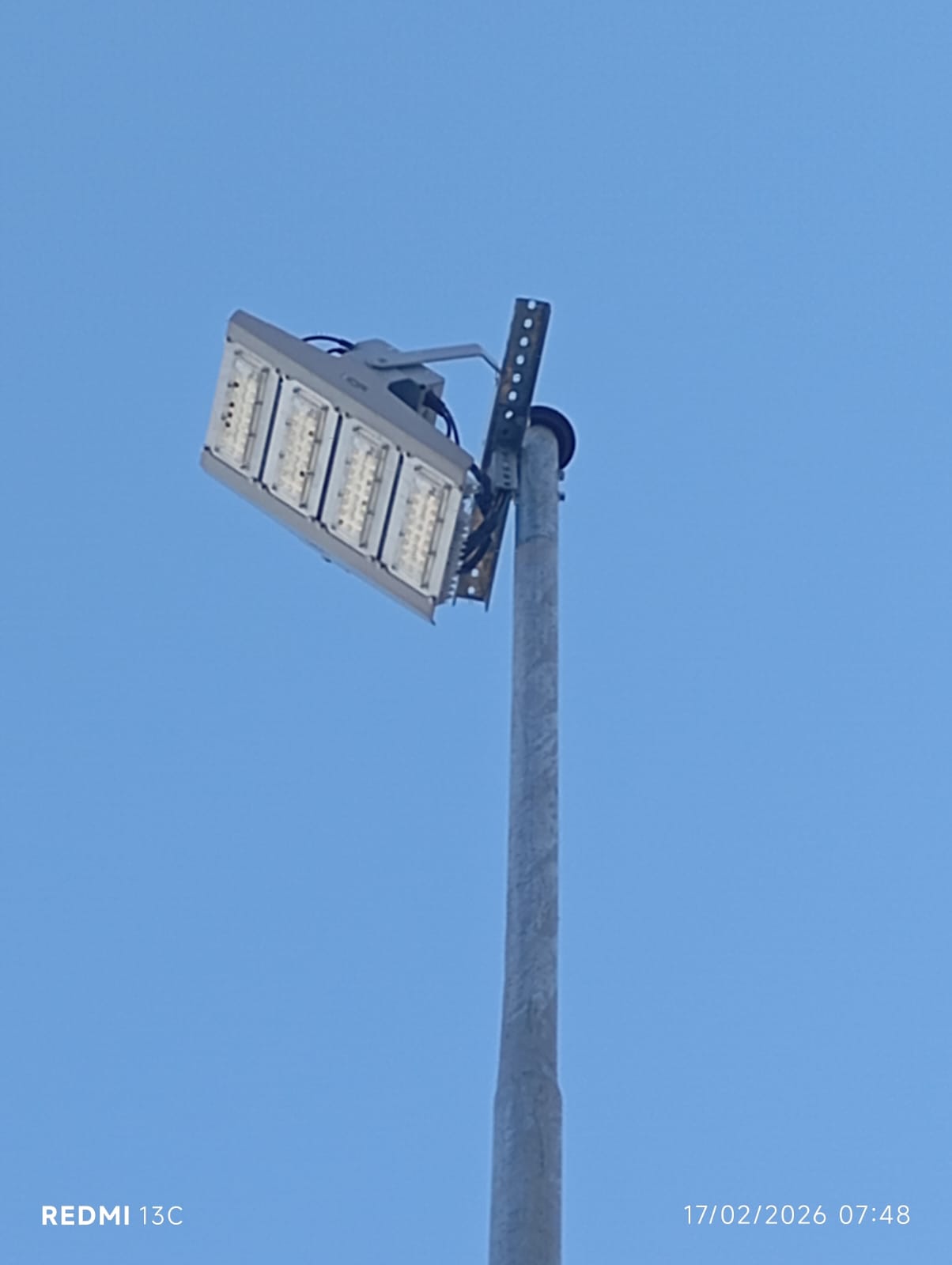 Refletor LED de alta potência montado em poste metálico