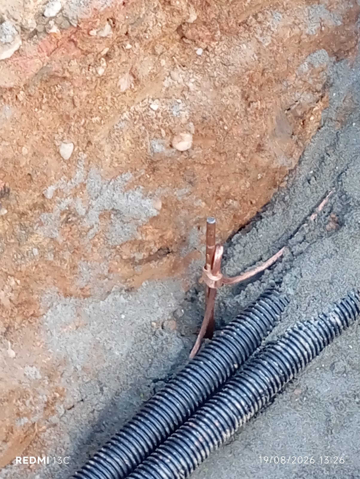 Haste de aterramento copperweld com cabos em eletroduto PEAD