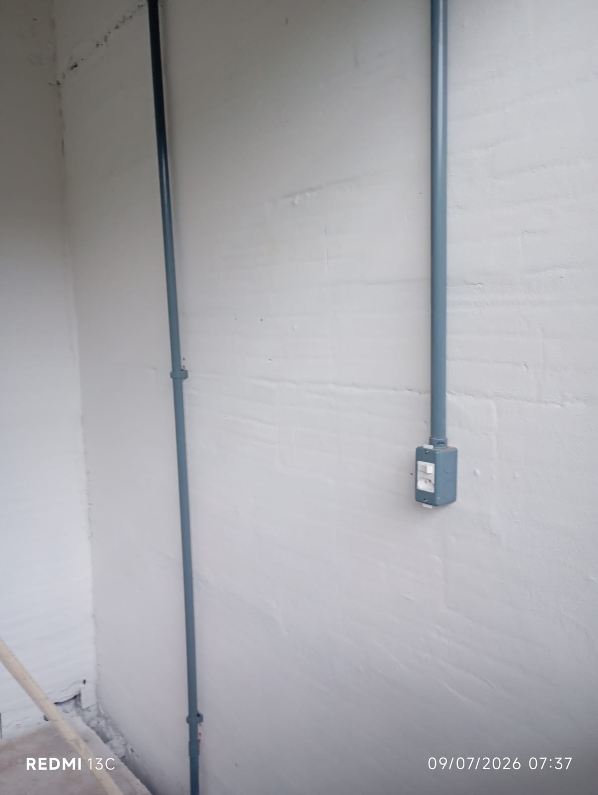 Eletrodutos PVC aparentes com caixa e interruptor
