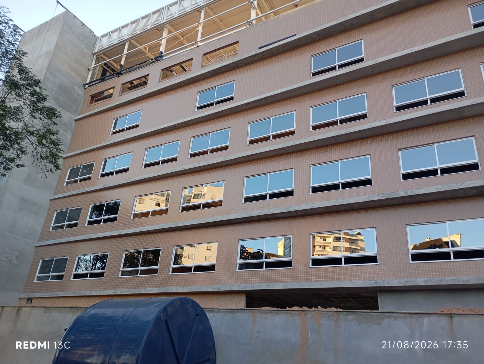 Serviços elétricos em prédio residencial de múltiplos andares