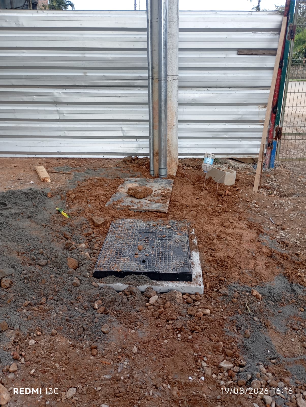 Eletrodutos galvanizados e caixa de inspeção em obra