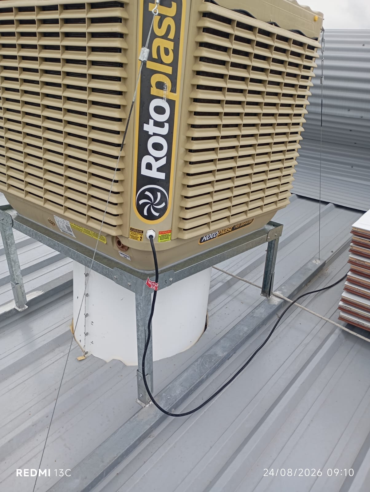 Instalação elétrica de climatizador Rotoplas em galpão
